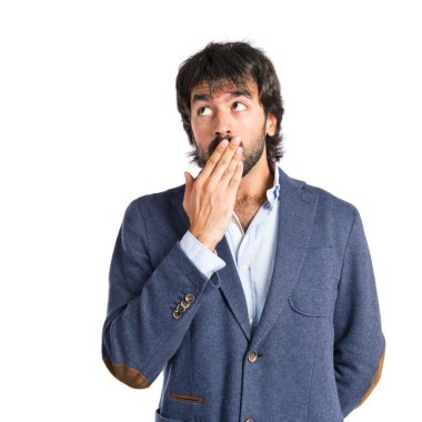 Beyaz arka plan üzerinde sürpriz bir jest yapan erkek