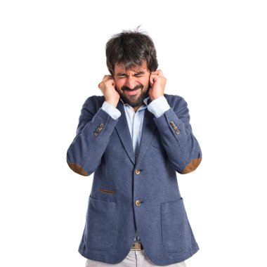 adam beyaz arka plan üzerinde kulakları kapsayan