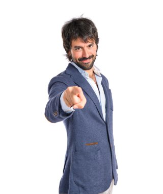 Beyaz arka plan üzerinde öne dönük adam