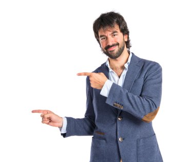 Beyaz arka plan üzerinde öne dönük adam