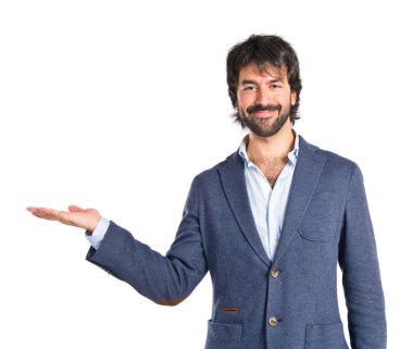 Bir şey beyaz arka plan üzerinde tutan işadamı