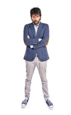 Kızgın adam izole beyaz arka plan üzerinde