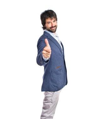 Beyaz arka plan üzerinde başparmak ile yakışıklı adam