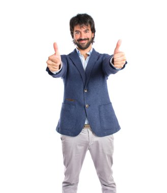 Beyaz arka plan üzerinde başparmak ile yakışıklı adam