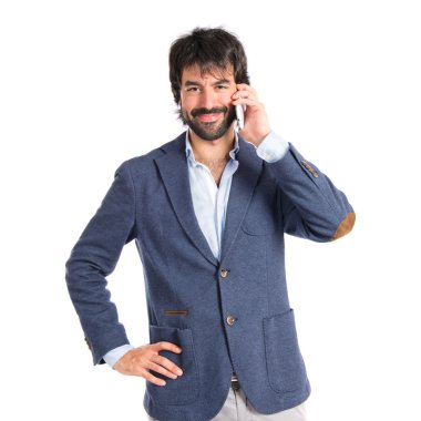 Cep telefonu beyaz arka plan üzerinde gösterilen Brunetteman