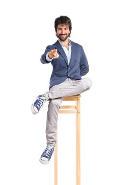 Beyaz arka plan üzerinde öne dönük adam