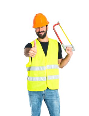 Beyaz arka plan üzerinde demir testeresi ile işçi
