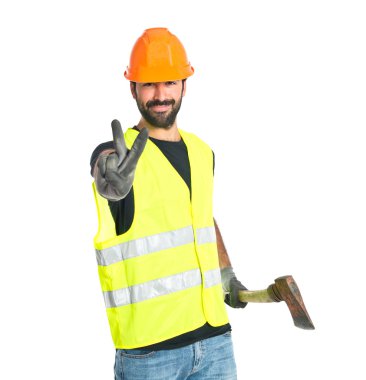 Beyaz arka plan üzerinde balta ile işçi