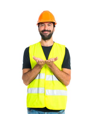 Bir şey beyaz arka plan üzerinde tutan işçi