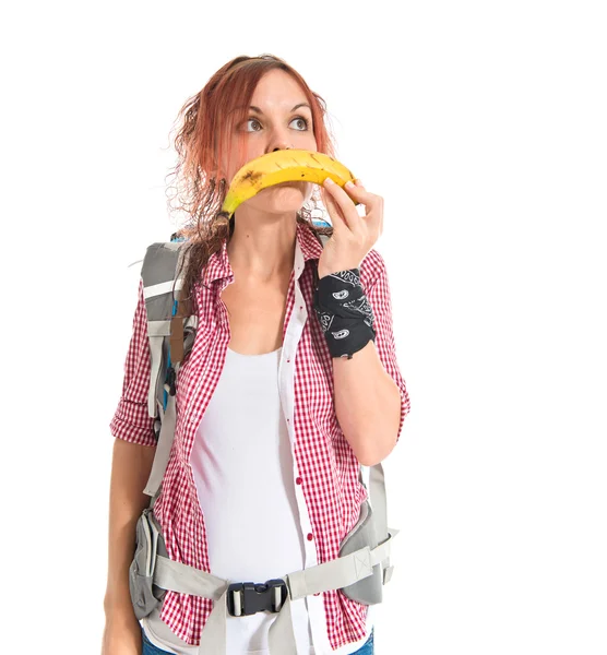 Девушка делает грустный жест с бананом на изолированном белом фоне — стоковое фото