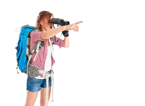 Chica mirando a través de binoculares sobre fondo blanco —  Fotos de Stock