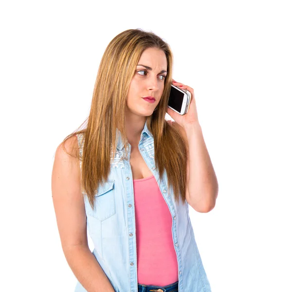 Meisje tot mobiele praten over witte achtergrond — Stockfoto