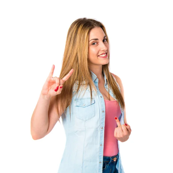 Menina fazendo chifre gesto sobre fundo branco — Fotografia de Stock