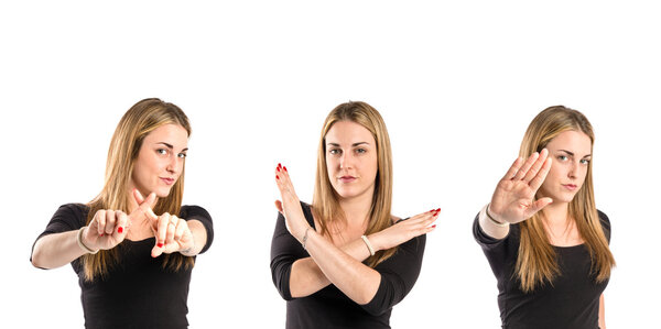 Блондинка не делает жеста на белом фоне
