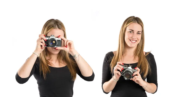 Tyttö ottaa kuvan valkoisella taustalla — kuvapankkivalokuva