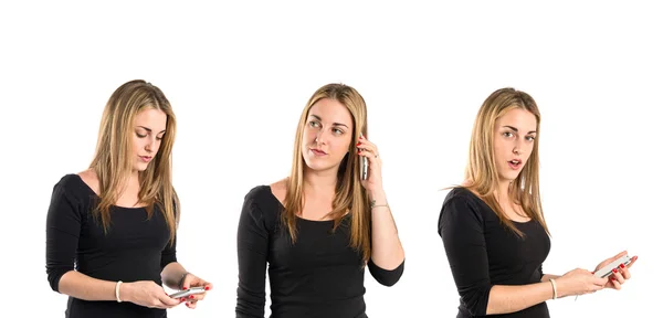 Mädchen spricht mit Handy über isolierten Hintergrund. — Stockfoto