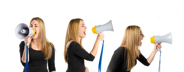 Menina bonita gritando com um megafone sobre fundo branco — Fotografia de Stock