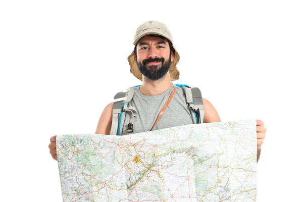 Backpacker mit Karte auf weißem Hintergrund — Stockbild Backpacker mit Karte auf weißem Hintergrund — Stockfoto