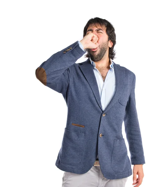 Человек зевает на изолированном белом фоне — стоковое фото