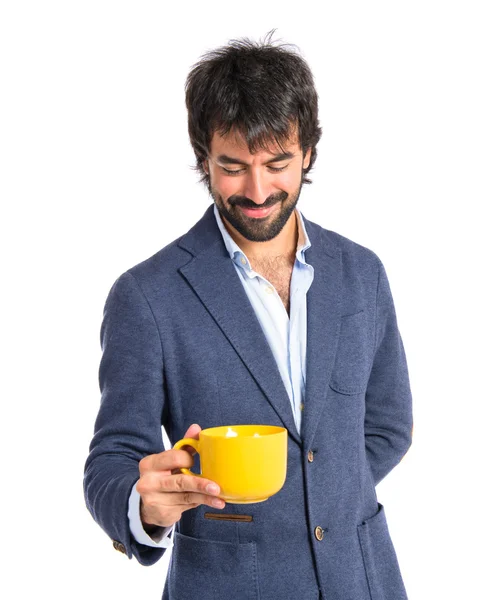 Homem segurando uma xícara de café sobre fundo branco — Fotografia de Stock