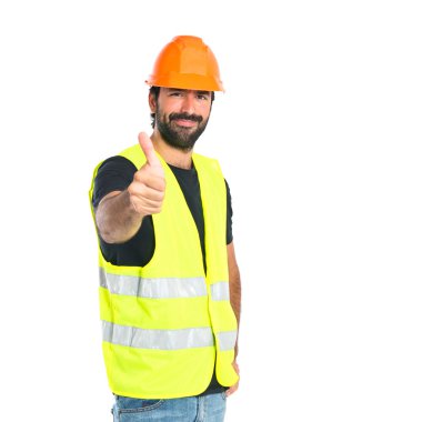 Beyaz arka plan üzerinde başparmak ile işçi