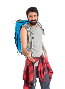 Beyaz arka plan üzerinde bir anlaşma yapma backpacker izole