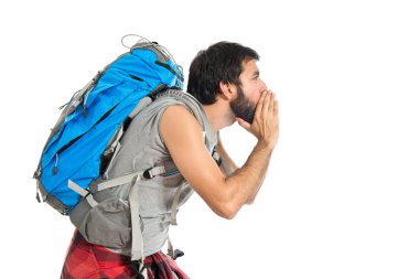 izole beyaz arka plan üzerinde bağırarak backpacker