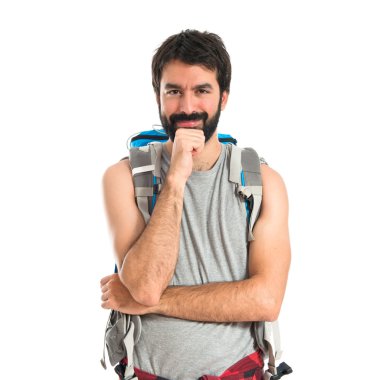 Backpacker izole beyaz arka plan üzerinde düşünme