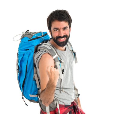 Şanslı backpacker izole beyaz arka plan üzerinde 