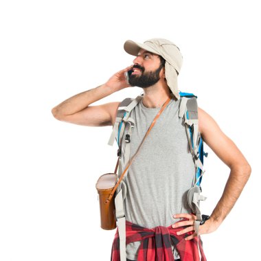 Beyaz arka plan üzerinde konuşmak için telefon backpacker