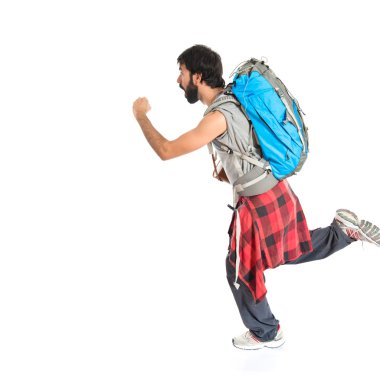 Beyaz arka plan üzerinde çalışan genç backpacker