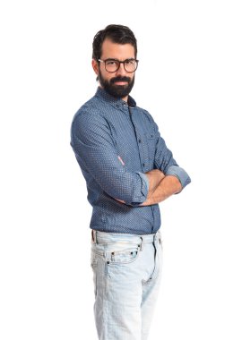 Genç hipster adam kollarını ile geçti