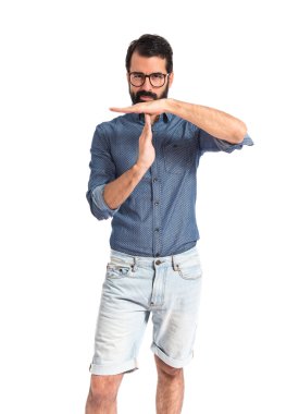 Genç hippi jest yapıyor.