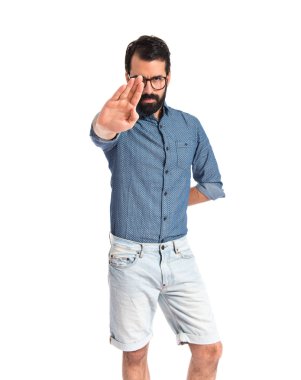 Genç hippi dur işareti yapıyor.