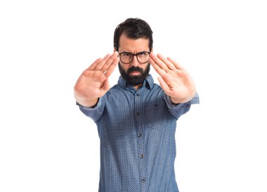 Genç hippi dur işareti yapıyor.