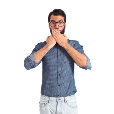 Genç hippi sürpriz jest yapıyor.