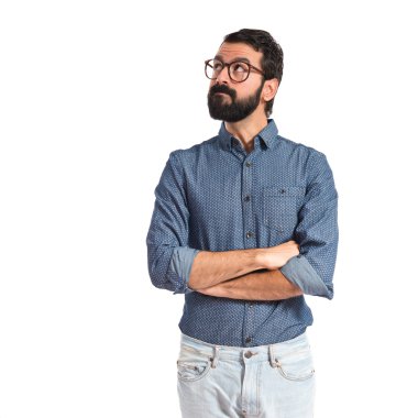 Beyaz arka plan üzerinde düşünme genç hipster adam