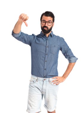 Kötü sinyal yapan genç hippi erkek