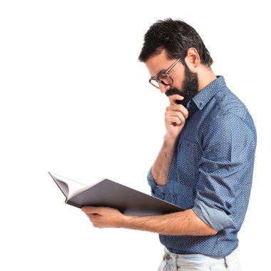 Genç hippi kitap okuyor.