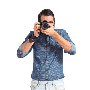 Genç hipster adam beyaz arka plan üzerinde fotoğraf çekimi