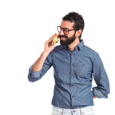 Muz tarafından konuşan genç hipster adam