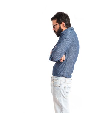 Genç hipster adam kollarını ile geçti