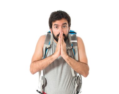 Beyaz arka plan üzerinde yalvaran backpacker