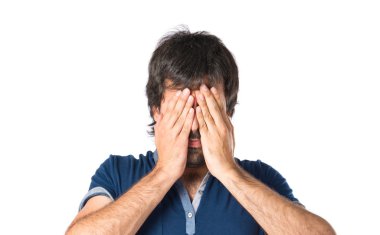 Adam gözlerini izole beyaz zemin kaplama