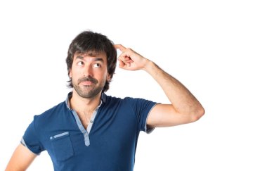 adam izole beyaz arka plan üzerinde düşünme