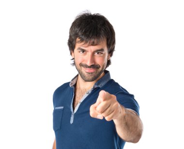 Beyaz arka plan üzerinde öne dönük adam