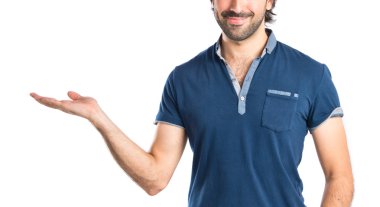 bir şey beyaz arka plan üzerinde tutan adam