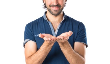 bir şey beyaz arka plan üzerinde tutan adam