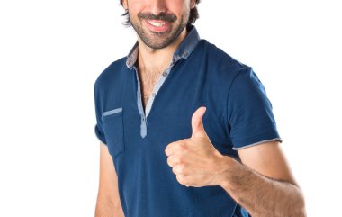 adam beyaz zemin üzerine başparmak ile