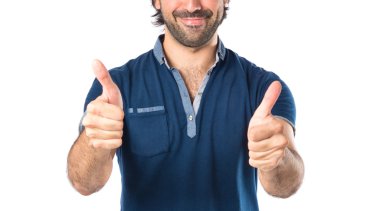 adam beyaz zemin üzerine başparmak ile